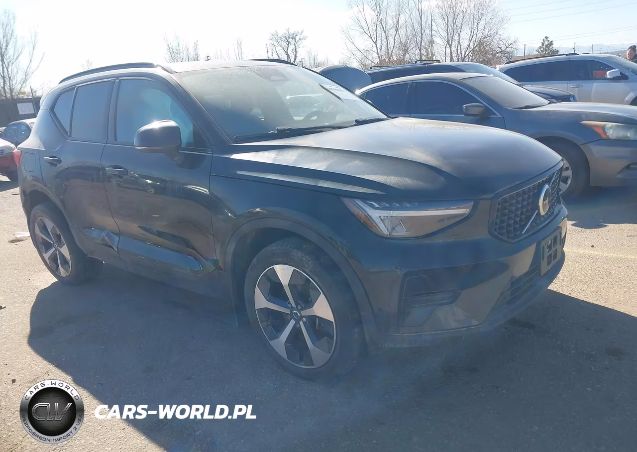 2024 Volvo Xc40 B5 Core Dark Theme