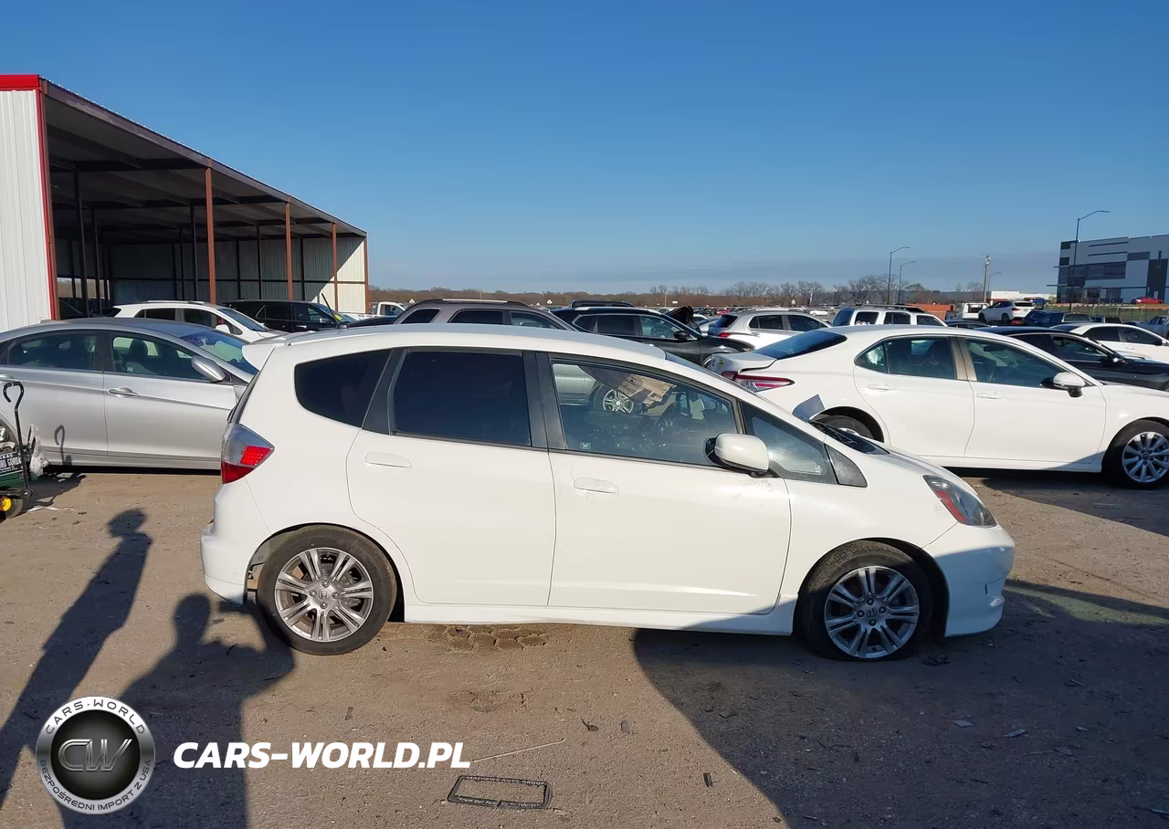 2011 Honda Fit Sport VIN:JHMGE8H57BC026304 - 13