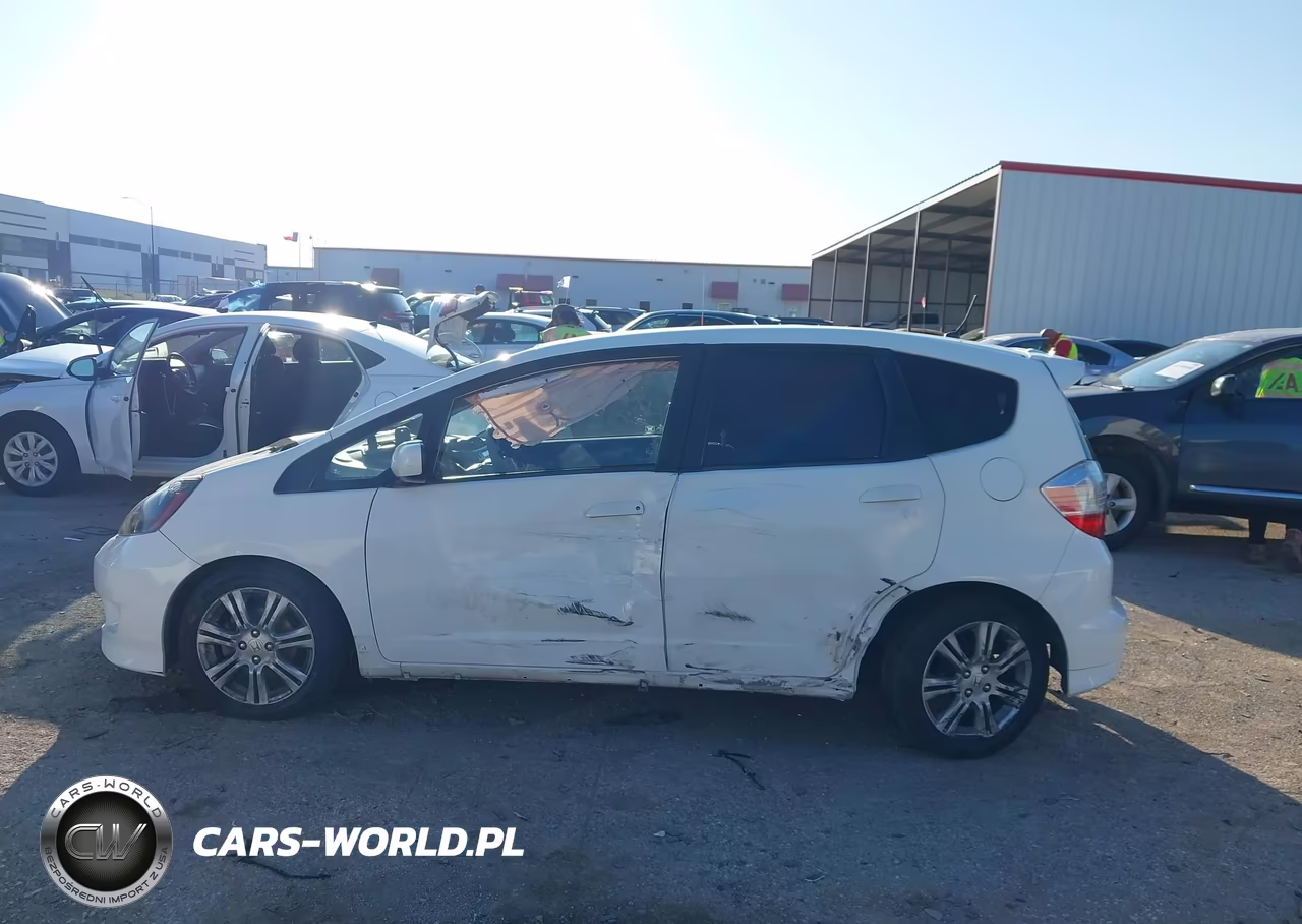 2011 Honda Fit Sport VIN:JHMGE8H57BC026304 - 14