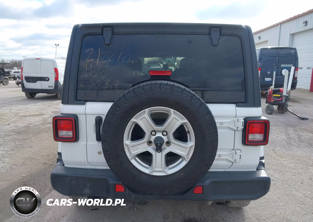 2020 Jeep Wrangler Unlimited Sahara 4X4 VIN:1C4HJXENXLW230319 - 16