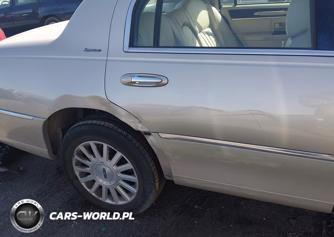 2004 Lincoln Town Car Signature VIN:1LNHM81W14Y636227 - 16