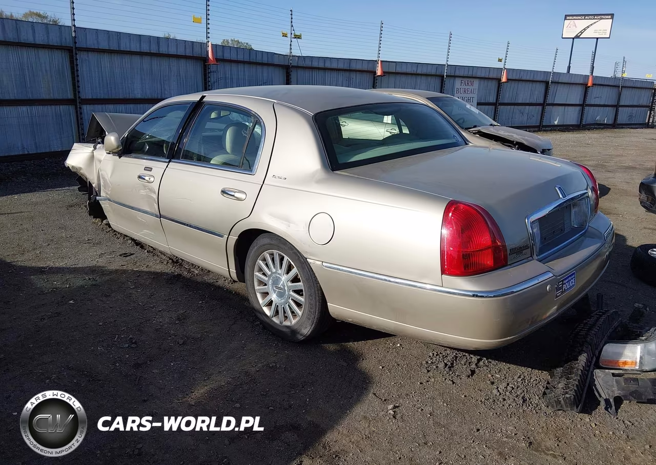 2004 Lincoln Town Car Signature VIN:1LNHM81W14Y636227 - 3