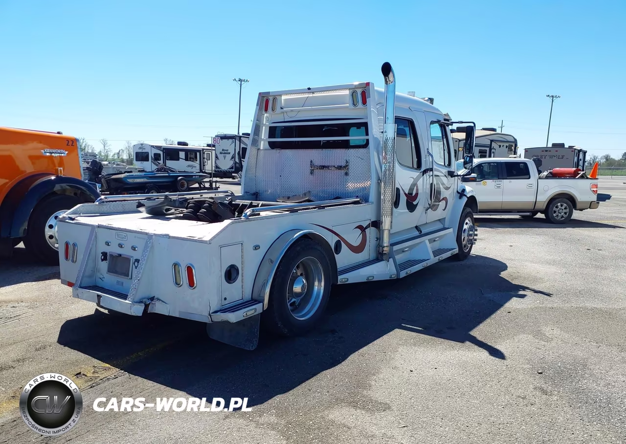 2005 Freightliner Sport Chassis 106 VIN:1FVAFCDD85HU50624 - 4