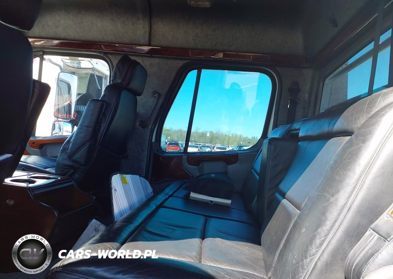2005 Freightliner Sport Chassis 106 VIN:1FVAFCDD85HU50624 - 7