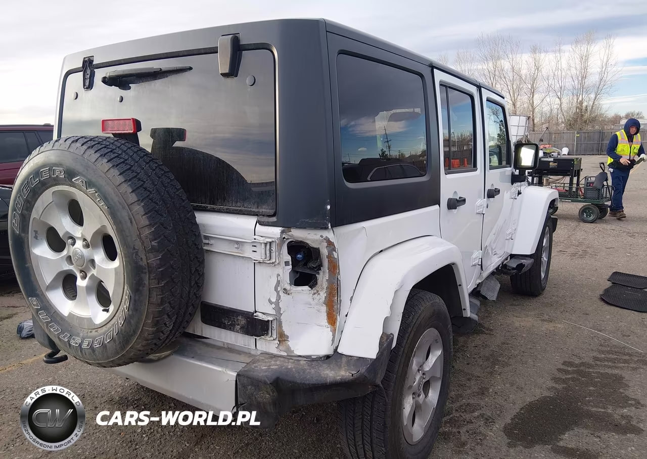 2015 Jeep Wrangler Unlimited Sahara VIN:1C4BJWEG4FL543079 - 4