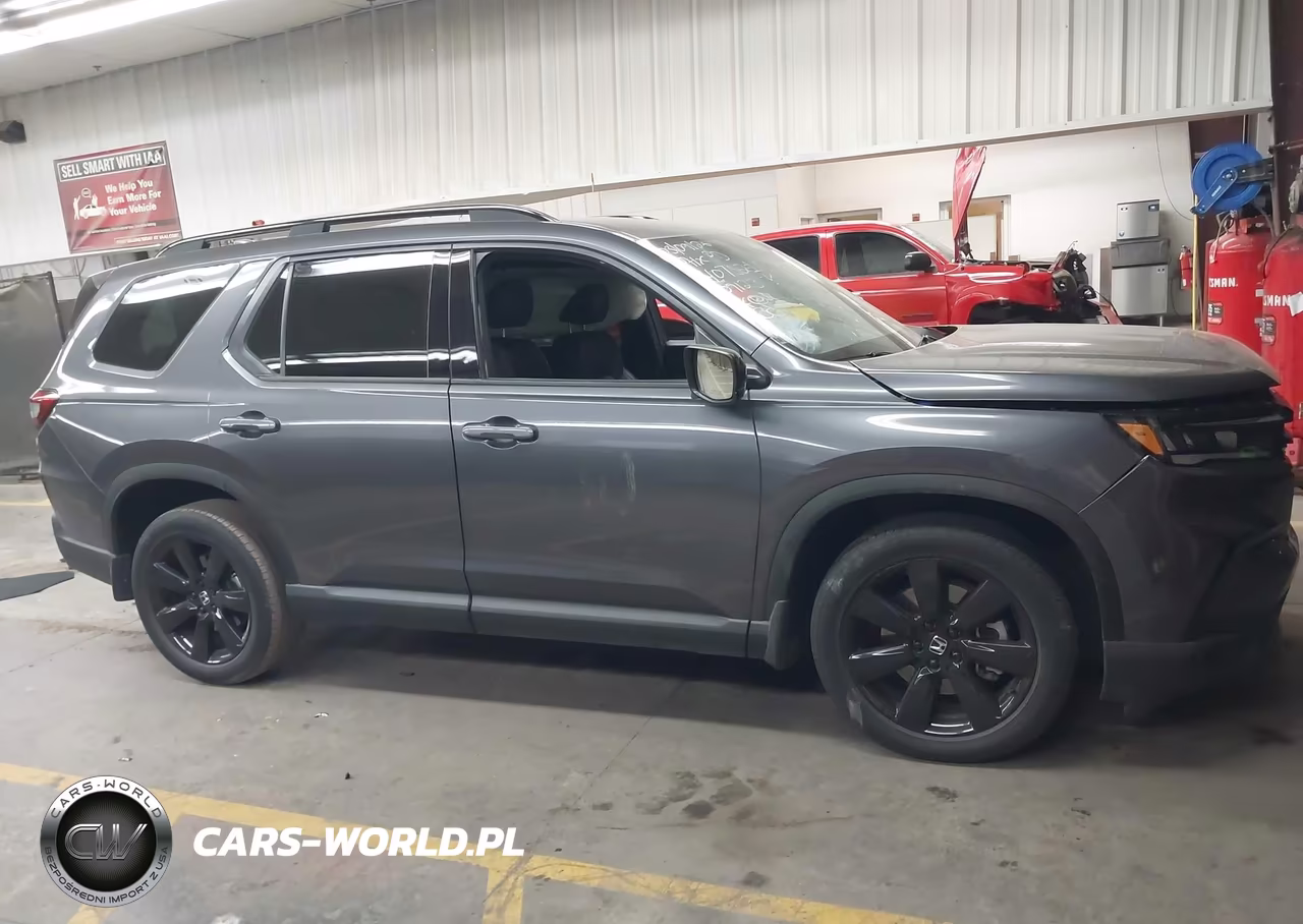 2025 Honda Pilot Black Edition VIN:5FNYG1H9XSB009123 - 13
