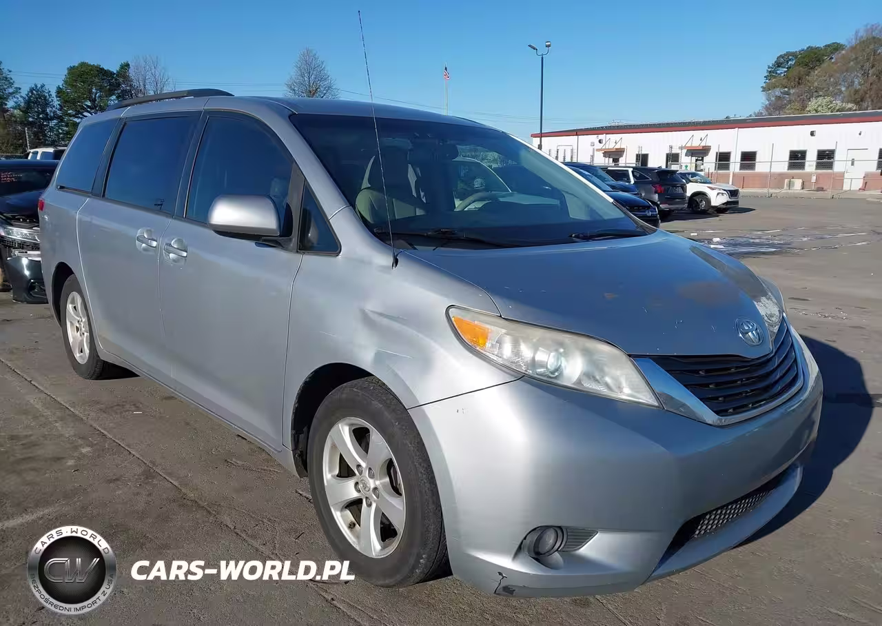 2014 Toyota Sienna Le V6 8 Passenger