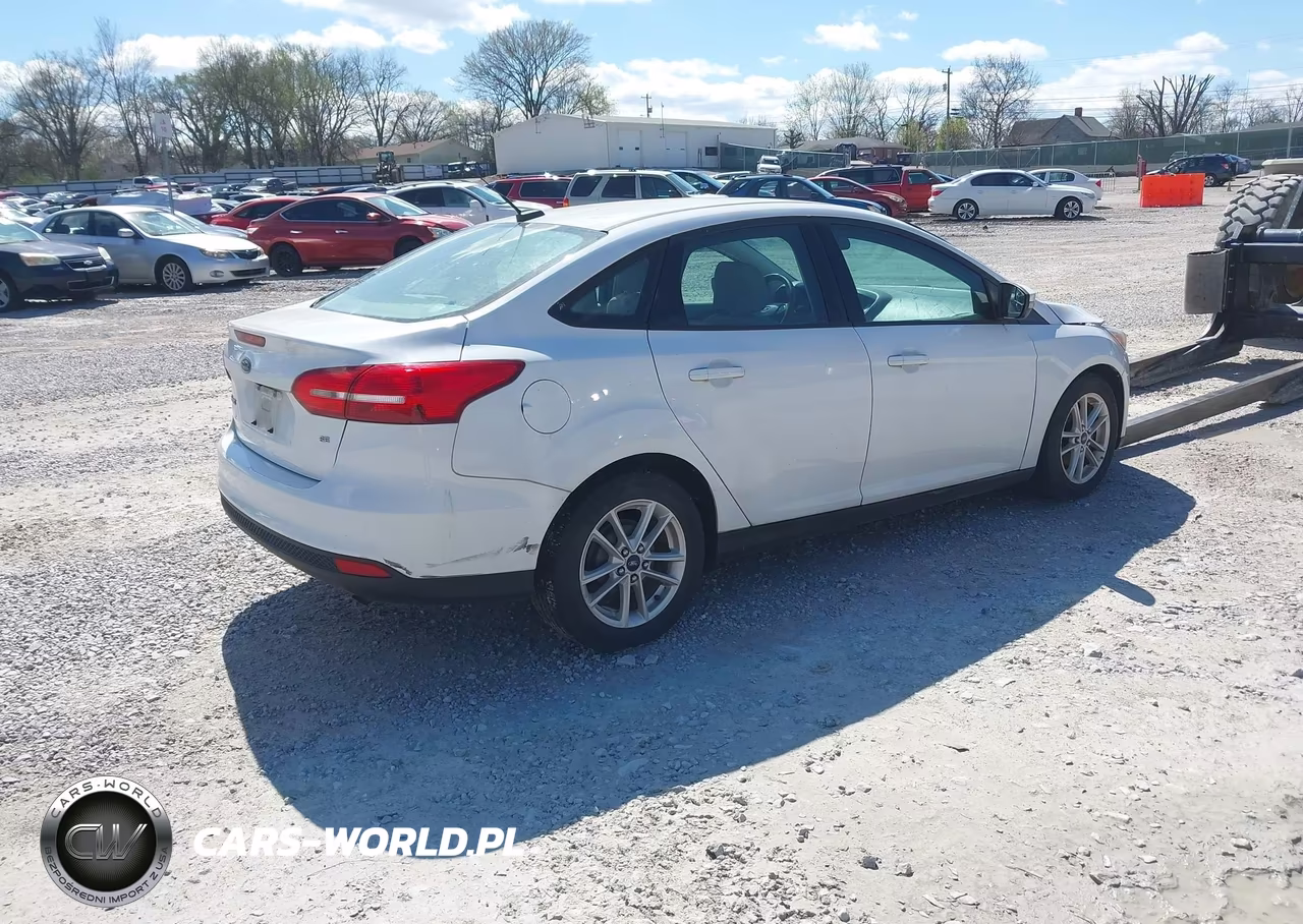 2016 Ford Focus Se VIN:1FADP3F22GL272197 - 4