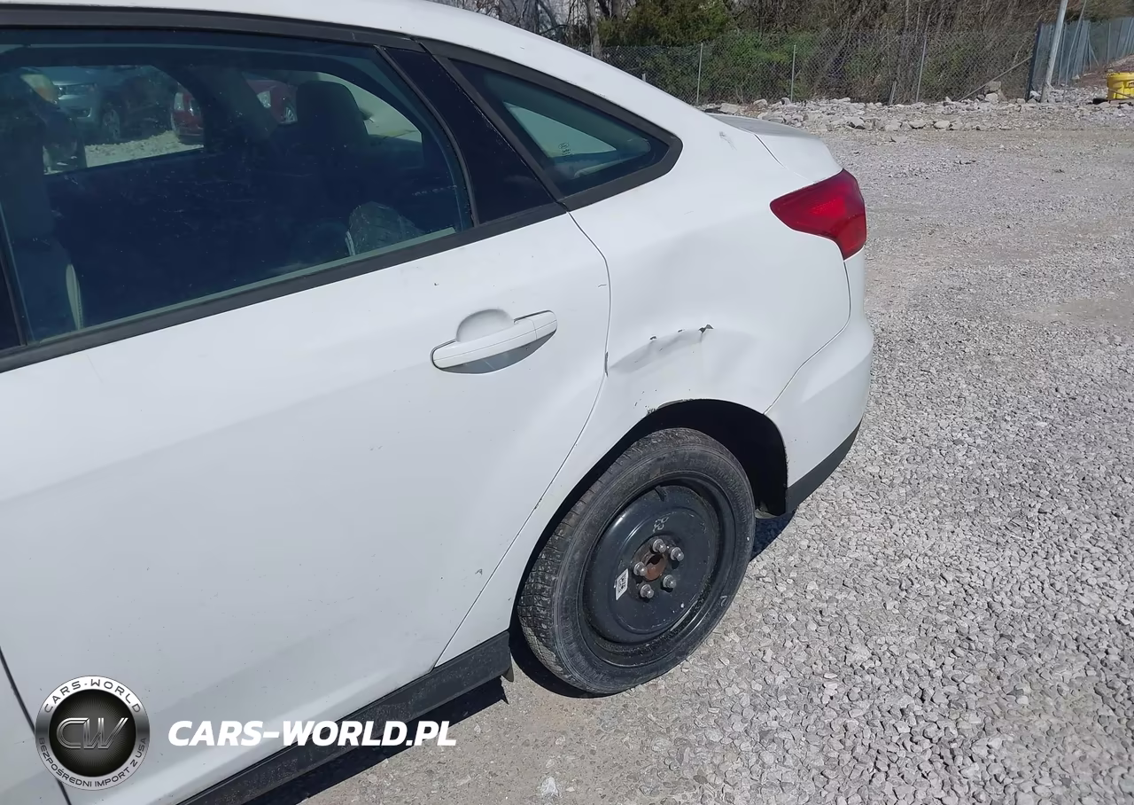 2016 Ford Focus Se VIN:1FADP3F22GL272197 - 6