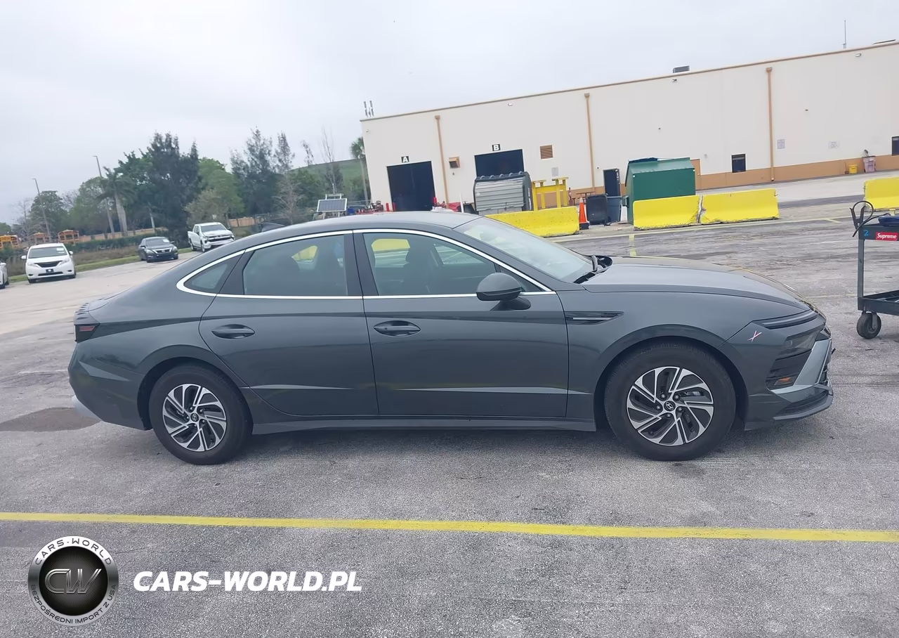 2026 Hyundai Sonata Hybrid Blue VIN:KMHL24JJXTA145661 - 13