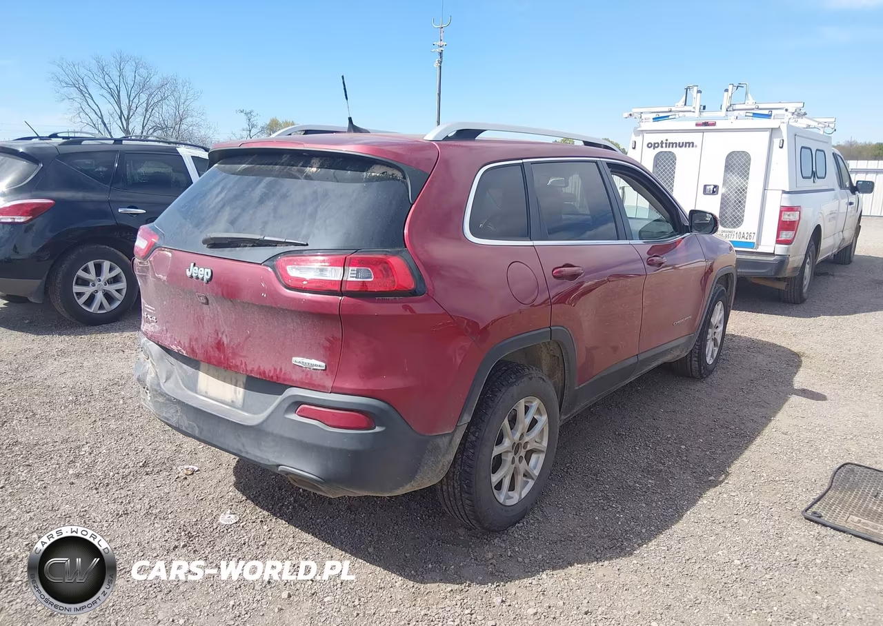 2017 Jeep Cherokee Latitude 4X4 VIN:1C4PJMCS8HW571566 - 4