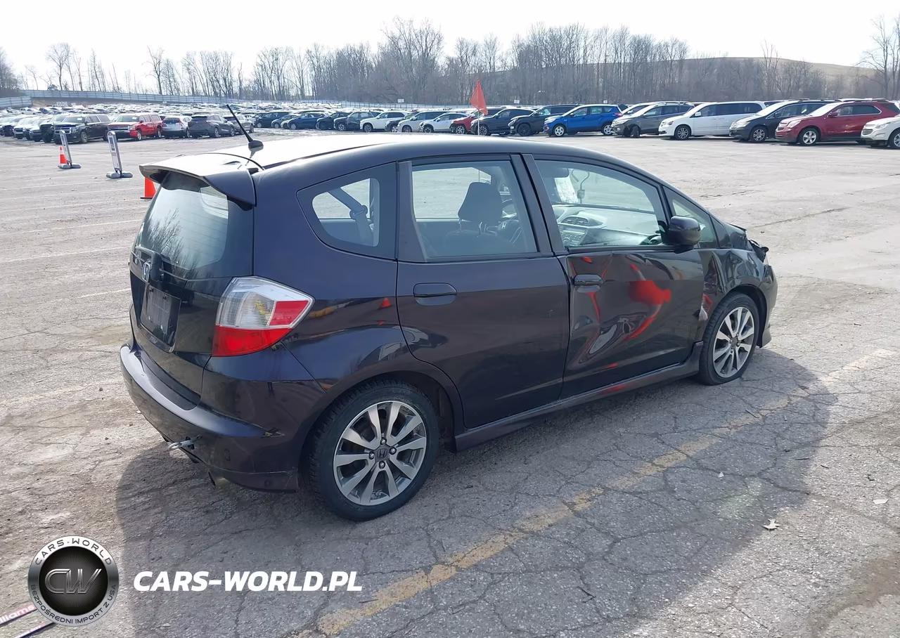 2013 Honda Fit Sport VIN:JHMGE8H51DC068356 - 4