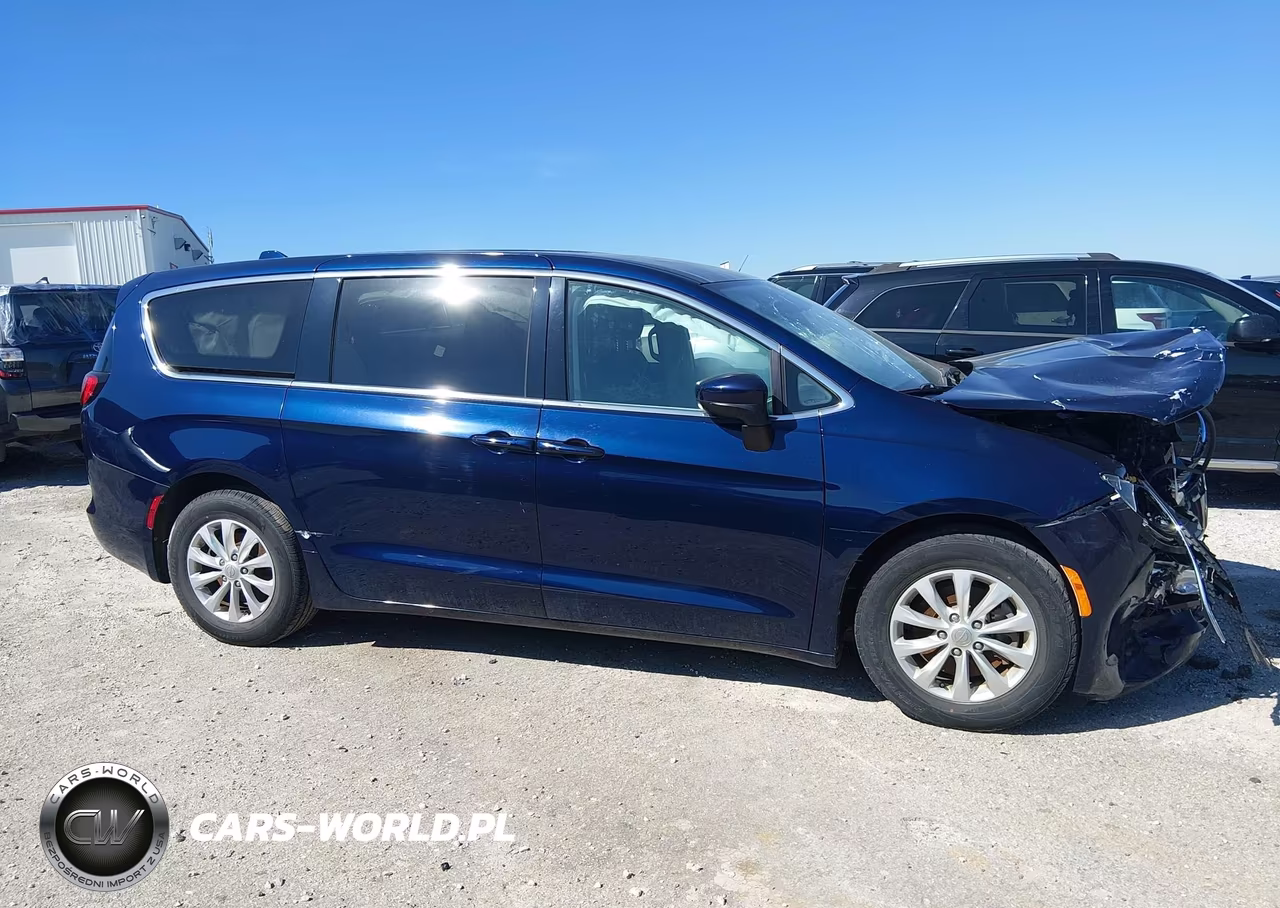 2017 Chrysler Pacifica Touring VIN:2C4RC1DG2HR512968 - 13