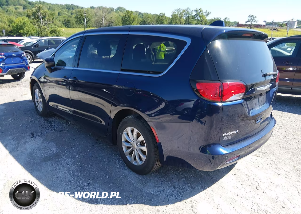2017 Chrysler Pacifica Touring VIN:2C4RC1DG2HR512968 - 3
