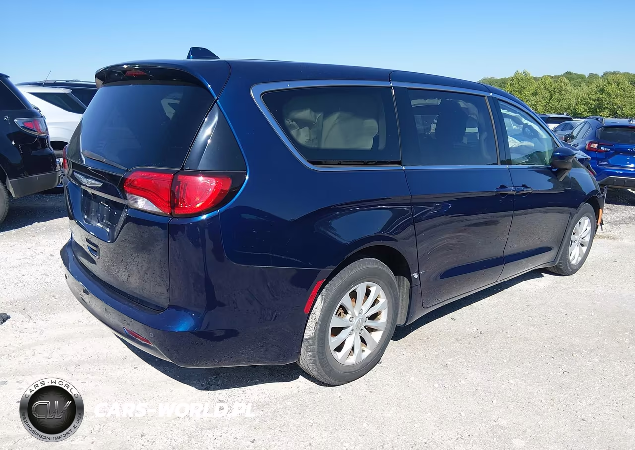 2017 Chrysler Pacifica Touring VIN:2C4RC1DG2HR512968 - 4