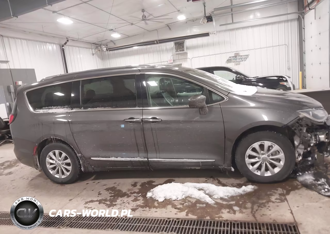 2018 Chrysler Pacifica Touring L VIN:2C4RC1BG9JR105061 - 13