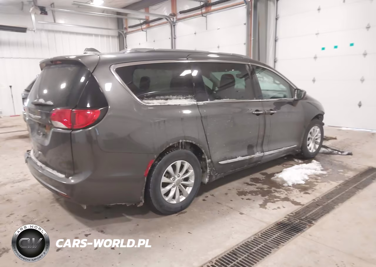 2018 Chrysler Pacifica Touring L VIN:2C4RC1BG9JR105061 - 4