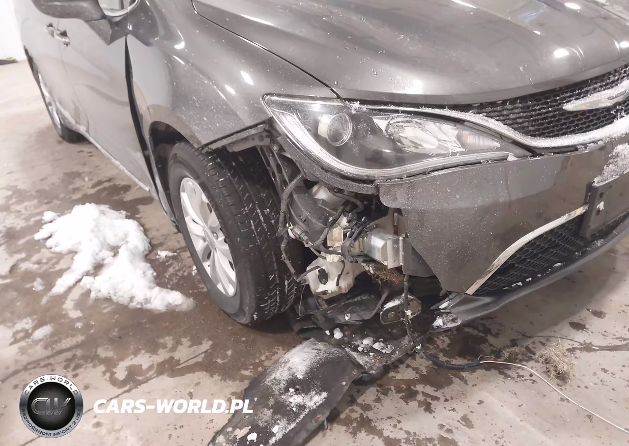 2018 Chrysler Pacifica Touring L VIN:2C4RC1BG9JR105061 - 6