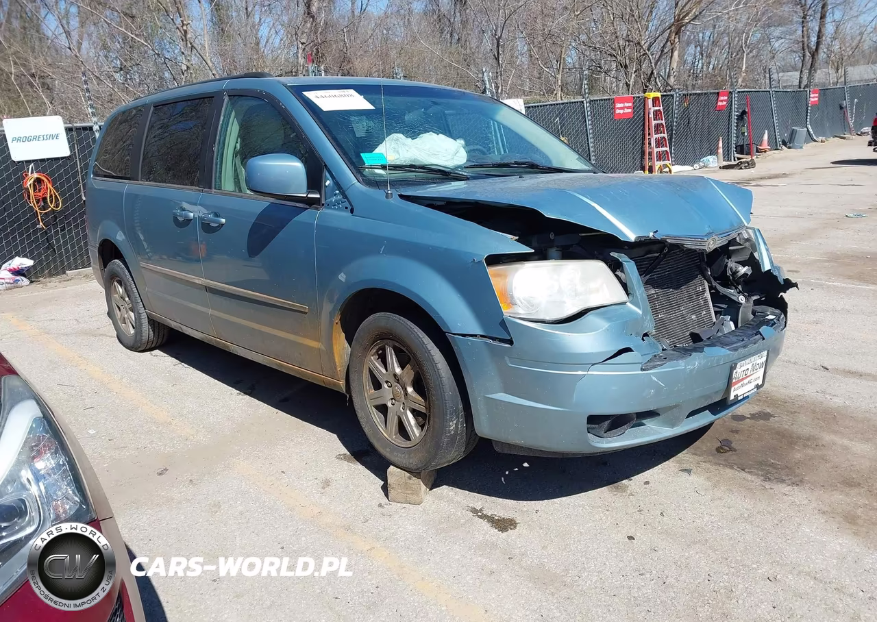 2010 Chrysler Town & Country Touring – zdjęcie 1 z 16