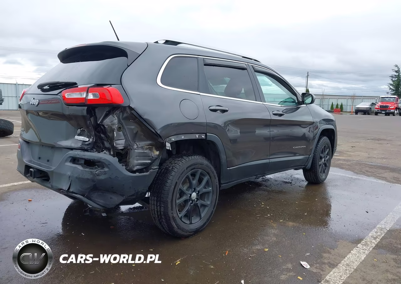 2015 Jeep Cherokee Latitude VIN:1C4PJMCS7FW572267 - 4