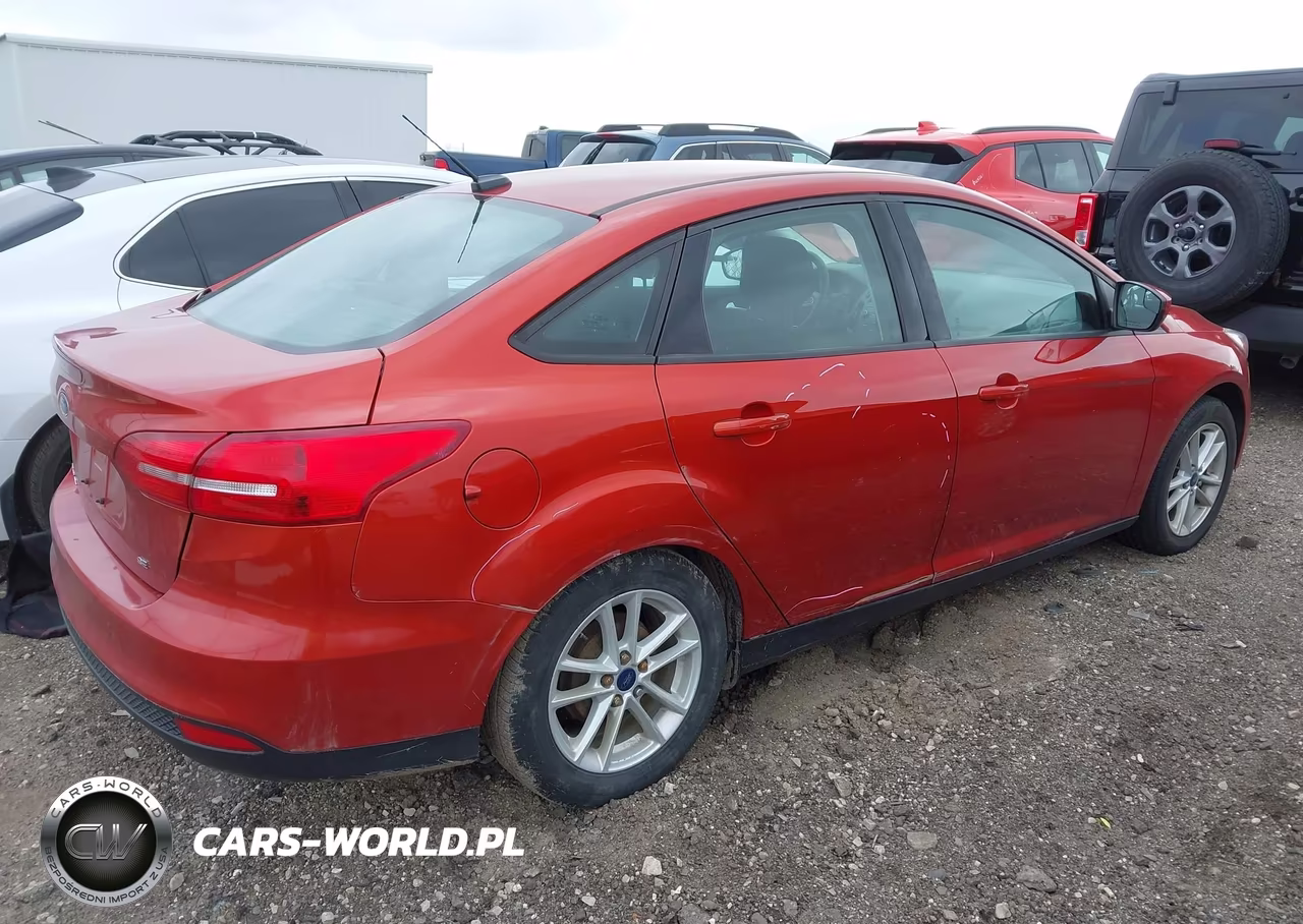 2018 Ford Focus Se VIN:1FADP3F22JL268416 - 4