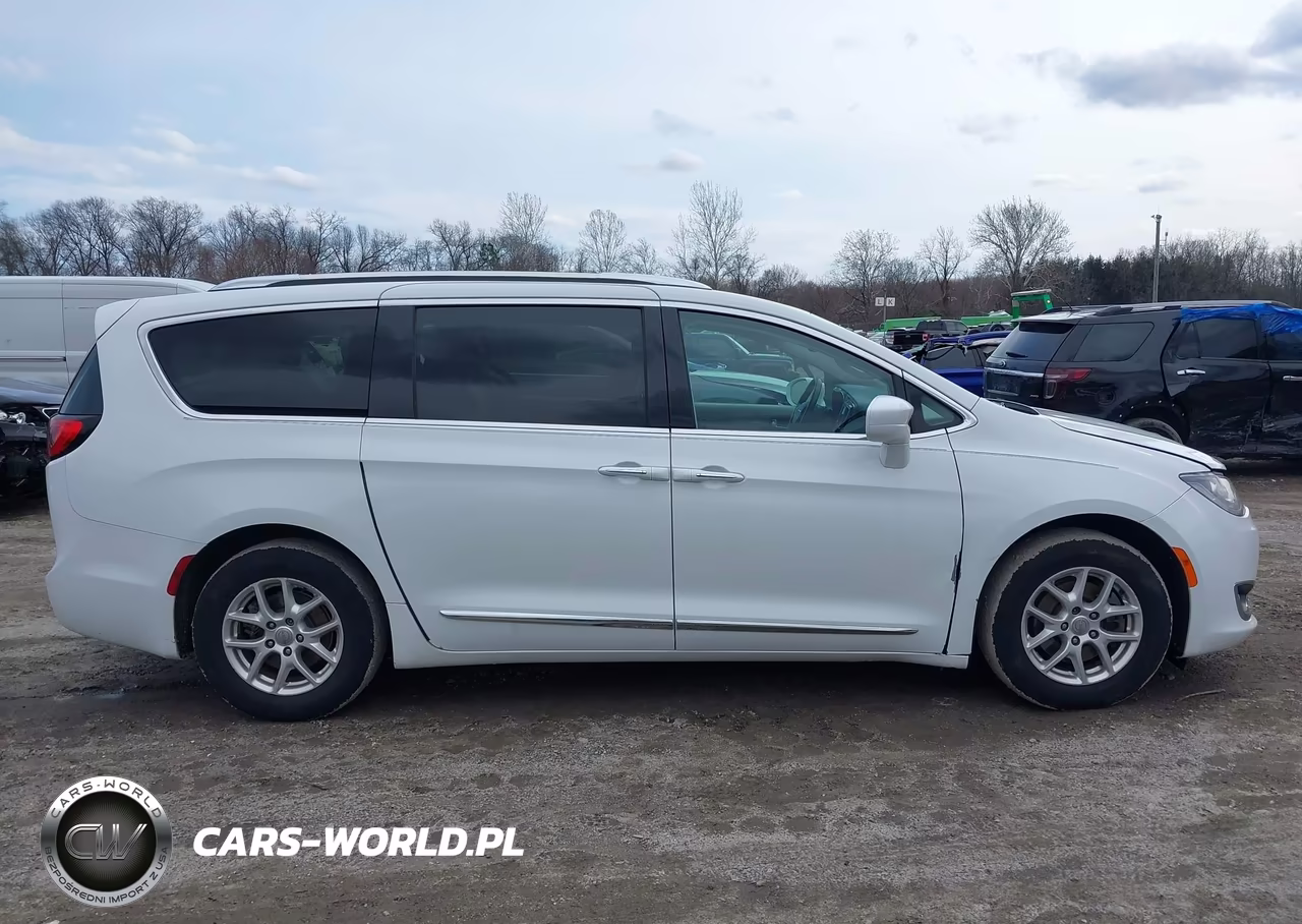 2020 Chrysler Pacifica Touring L VIN:2C4RC1BGXLR137228 - 13