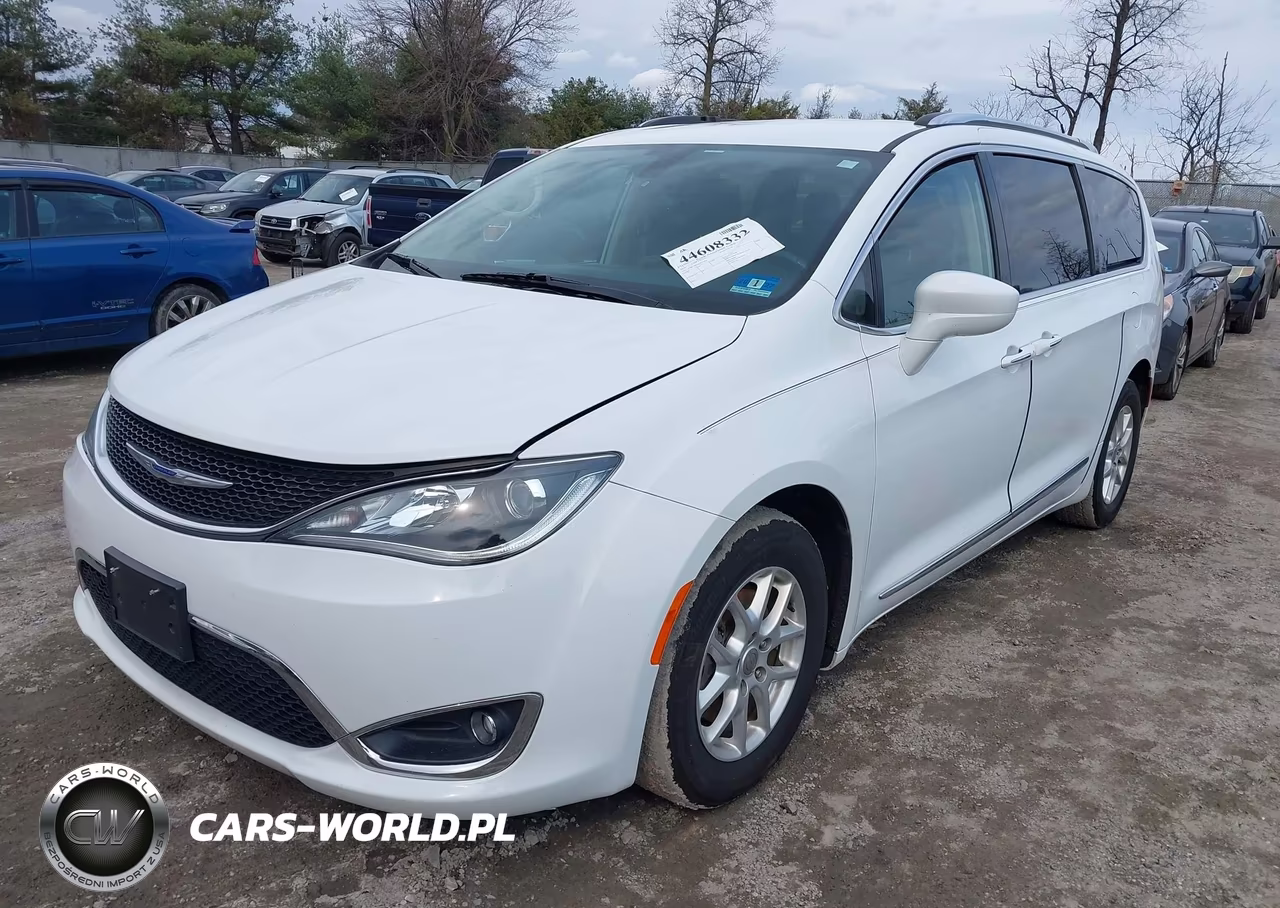 2020 Chrysler Pacifica Touring L VIN:2C4RC1BGXLR137228 - 2