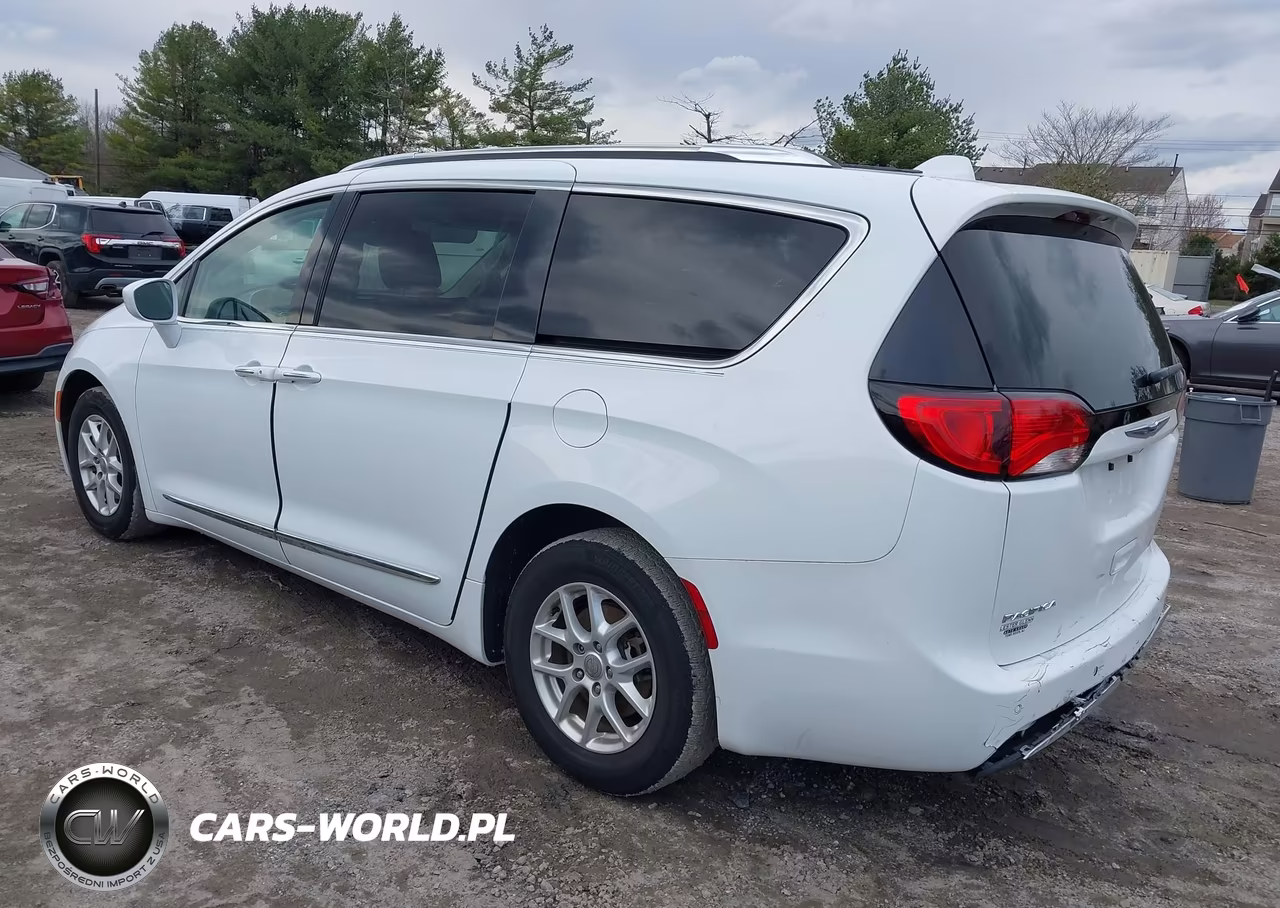 2020 Chrysler Pacifica Touring L VIN:2C4RC1BGXLR137228 - 3