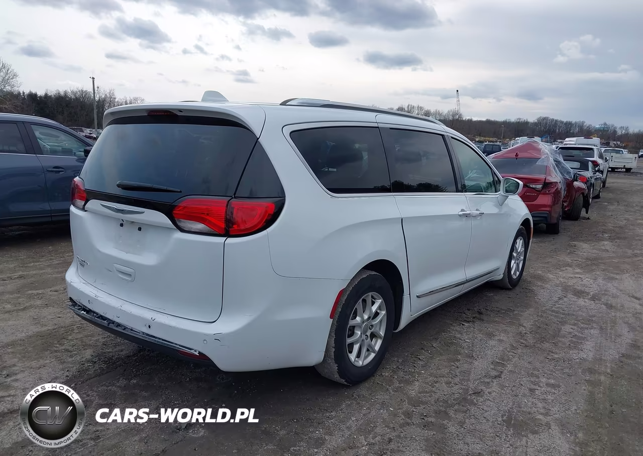 2020 Chrysler Pacifica Touring L VIN:2C4RC1BGXLR137228 - 4