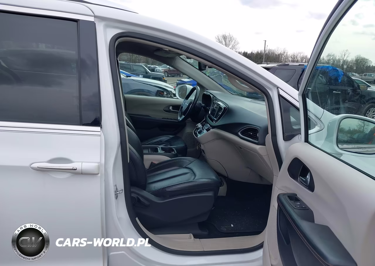 2020 Chrysler Pacifica Touring L VIN:2C4RC1BGXLR137228 - 5