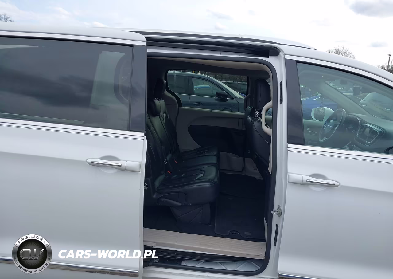 2020 Chrysler Pacifica Touring L VIN:2C4RC1BGXLR137228 - 8