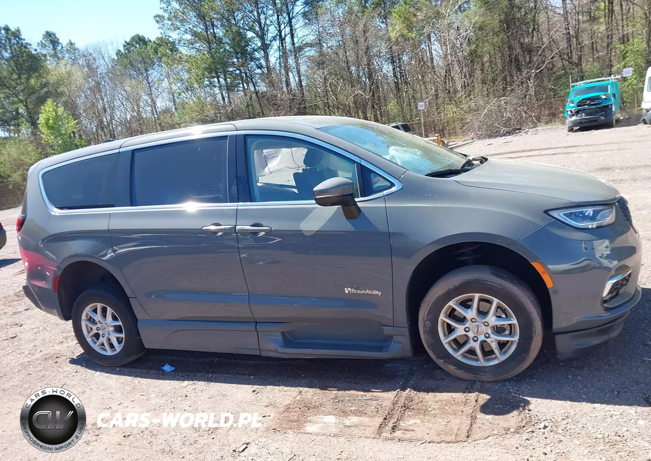 2023 Chrysler Pacifica Touring L VIN:2C4RC1BG0PR602993 - 12