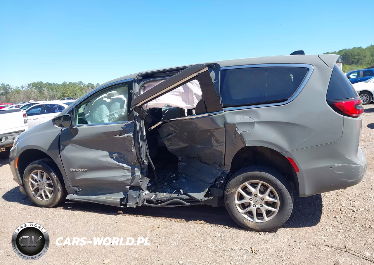 2023 Chrysler Pacifica Touring L VIN:2C4RC1BG0PR602993 - 13
