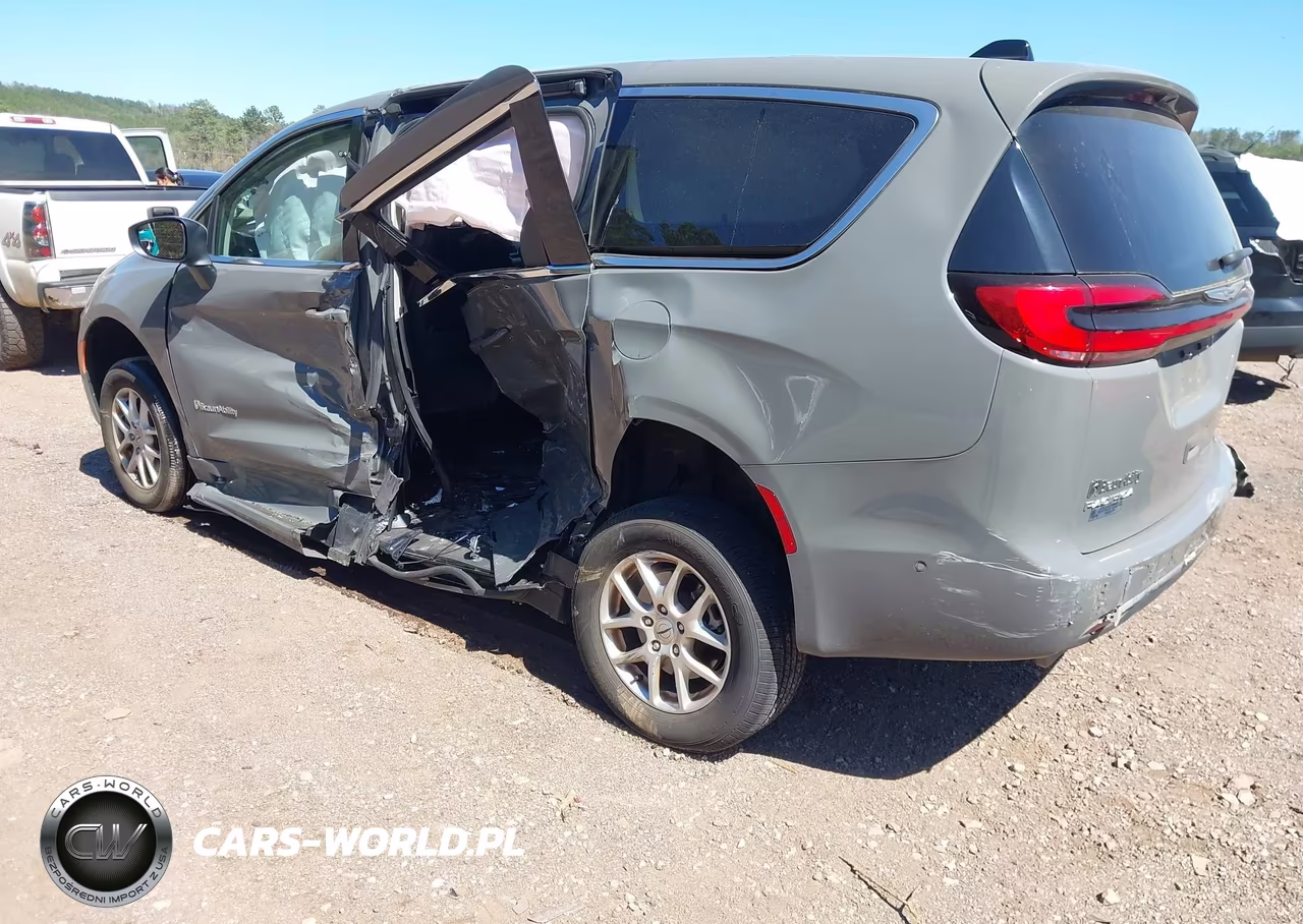 2023 Chrysler Pacifica Touring L VIN:2C4RC1BG0PR602993 - 3
