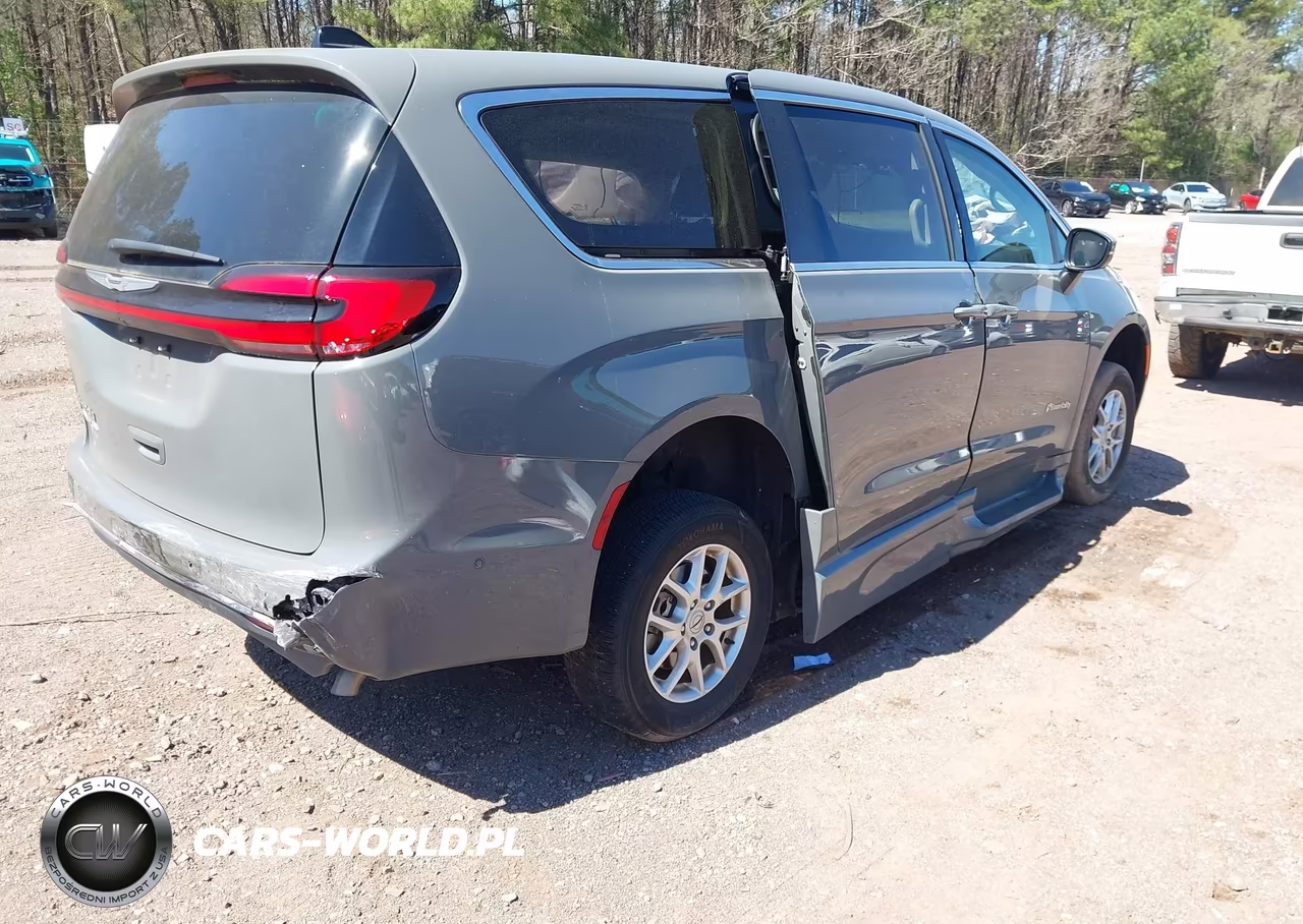 2023 Chrysler Pacifica Touring L VIN:2C4RC1BG0PR602993 - 4