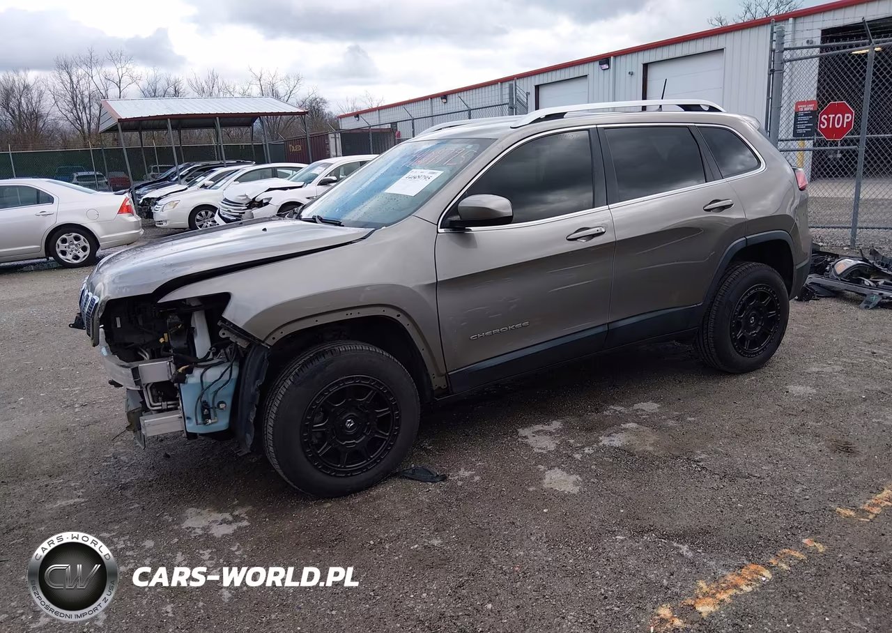 2019 Jeep Cherokee Latitude Plus 4X4 VIN:1C4PJMLN6KD163953 - 2