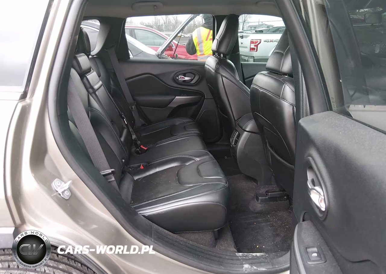 2019 Jeep Cherokee Latitude Plus 4X4 VIN:1C4PJMLN6KD163953 - 8