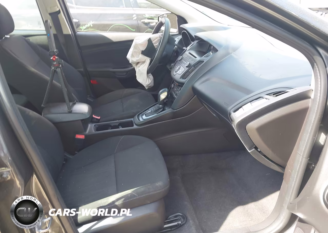 2017 Ford Focus Se VIN:1FADP3FE6HL324555 - 5