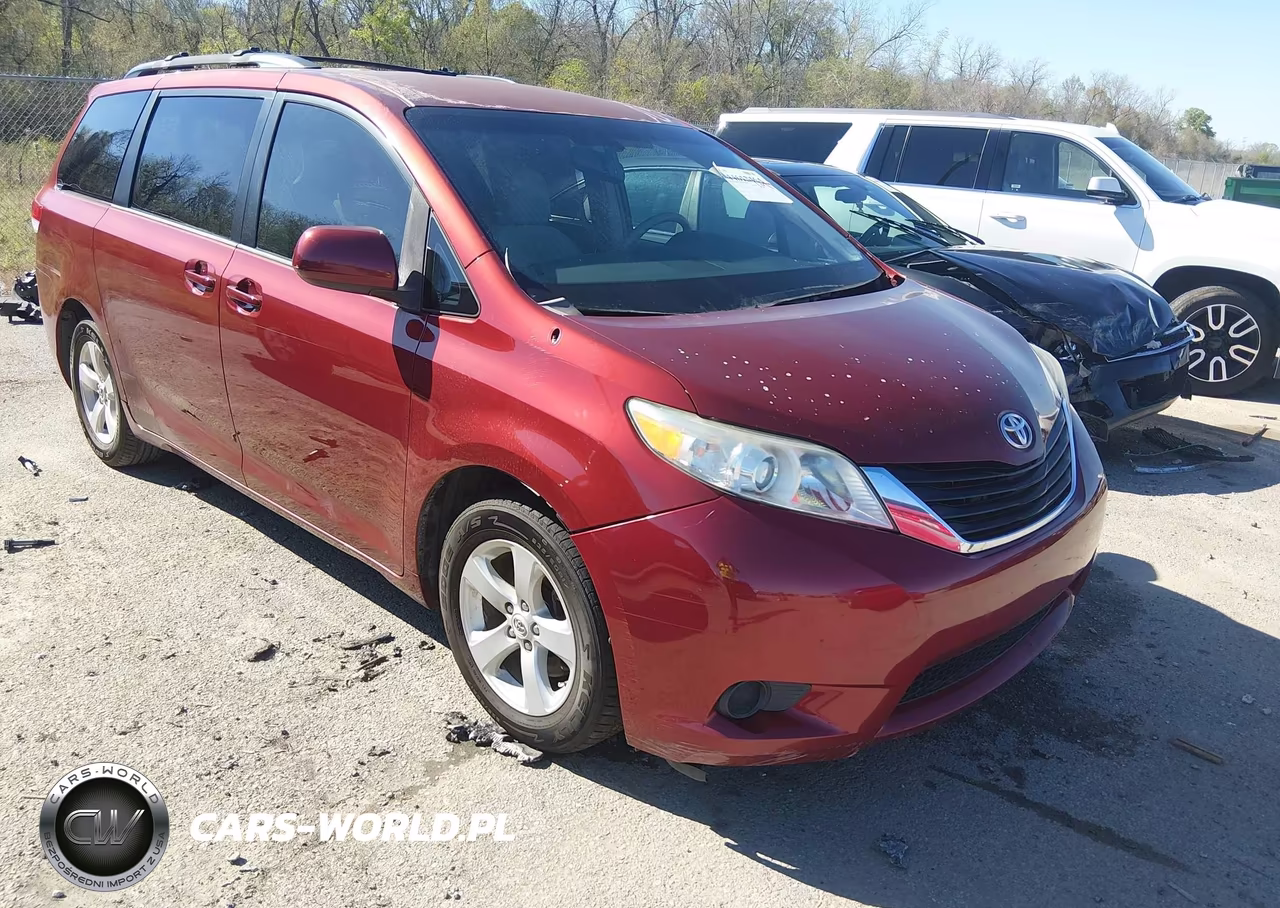 2012 Toyota Sienna Le V6 8 Passenger