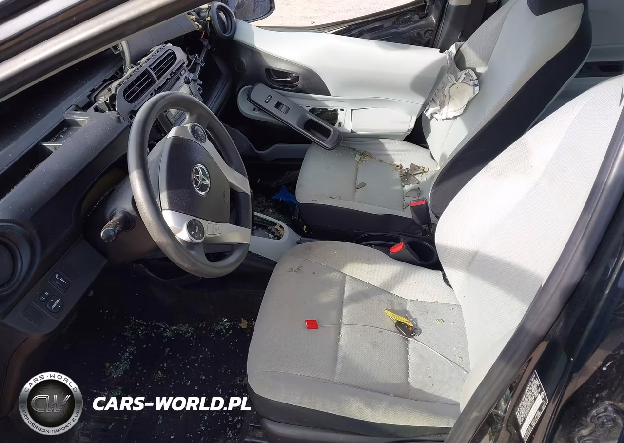 2014 Toyota Prius C One VIN:JTDKDTB35E1074120 - 5