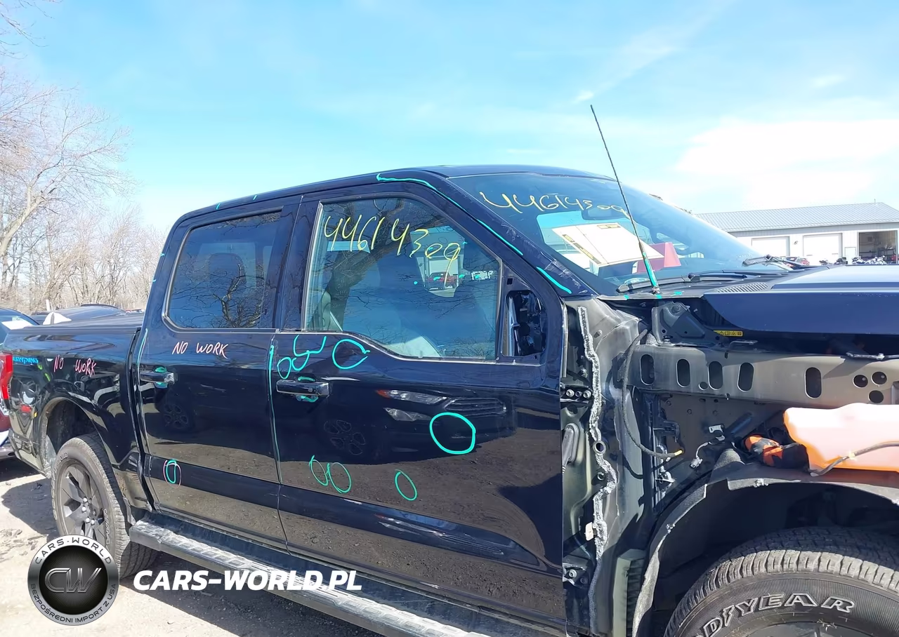 2023 Ford F-150 Lightning Lariat VIN:1FTVW1EL2PWG01737 - 13