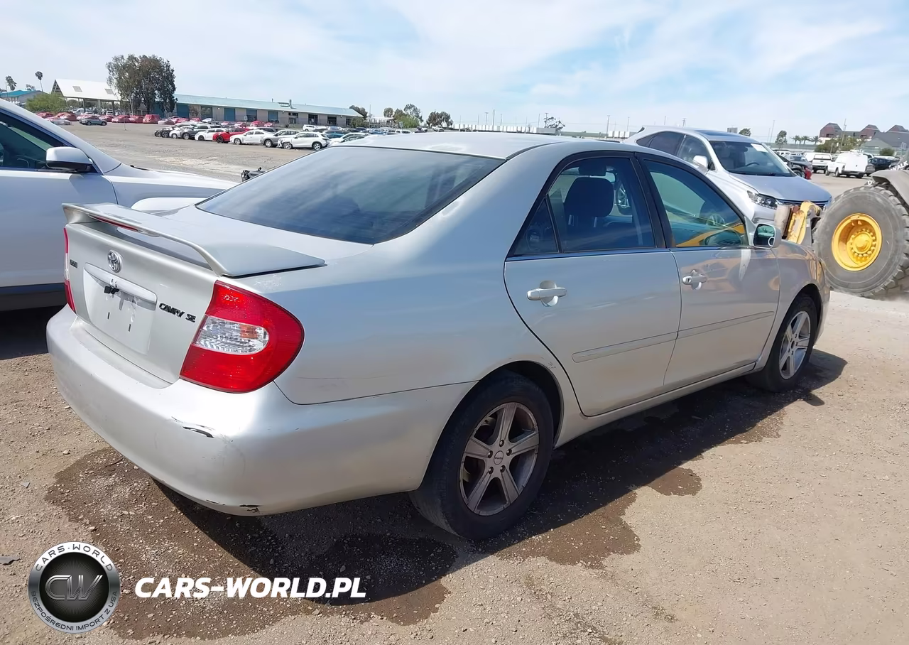 2002 Toyota Camry Se VIN:4T1BE32KX2U070476 - 4
