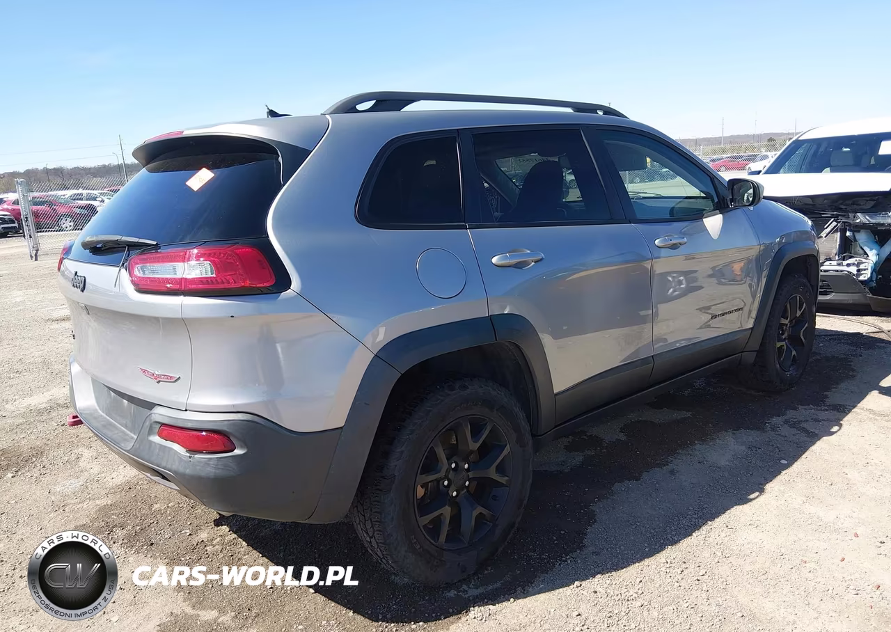 2015 Jeep Cherokee Trailhawk VIN:1C4PJMBS1FW593861 - 4
