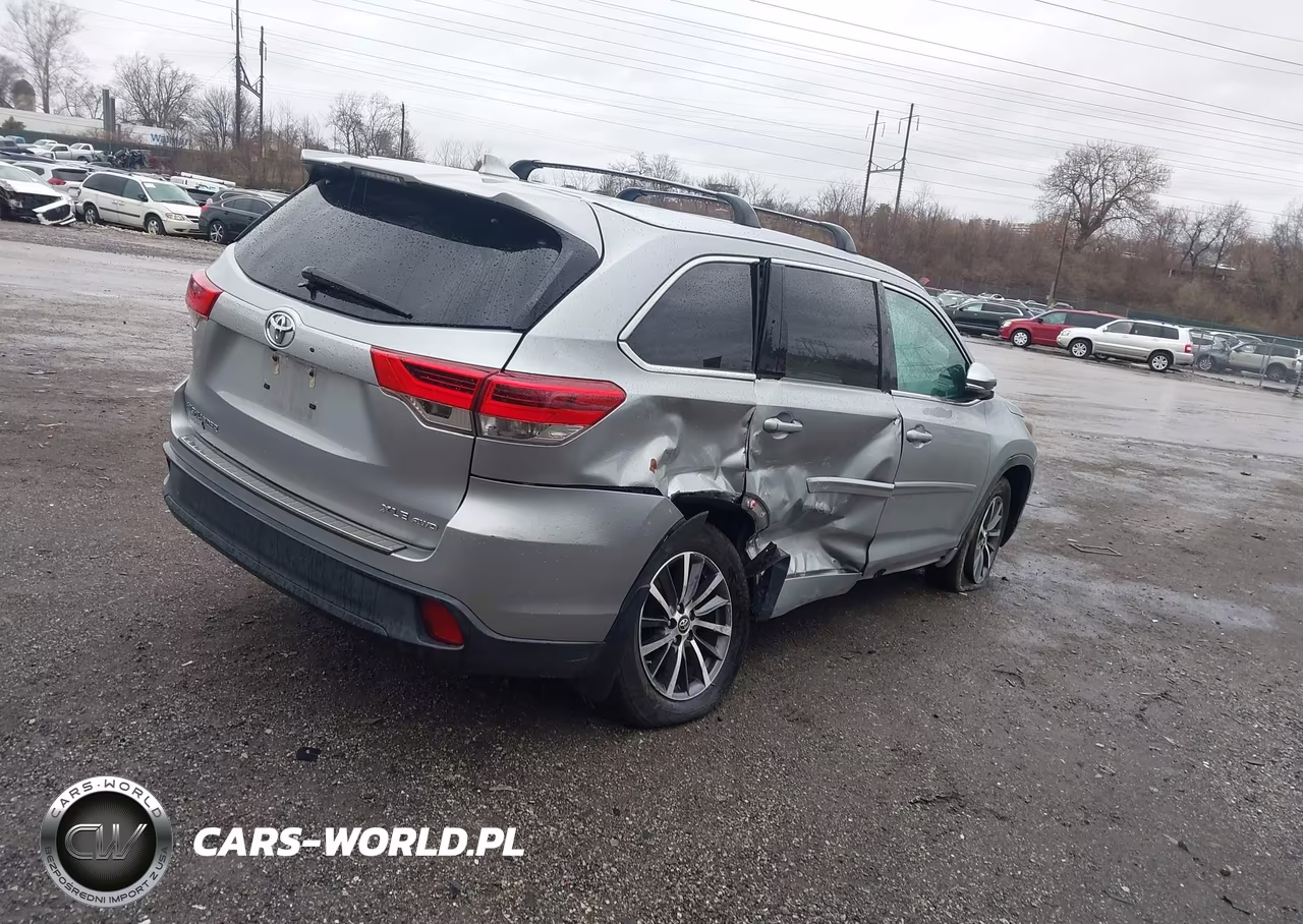 2018 Toyota Highlander Xle VIN:5TDJZRFH2JS892553 - 4