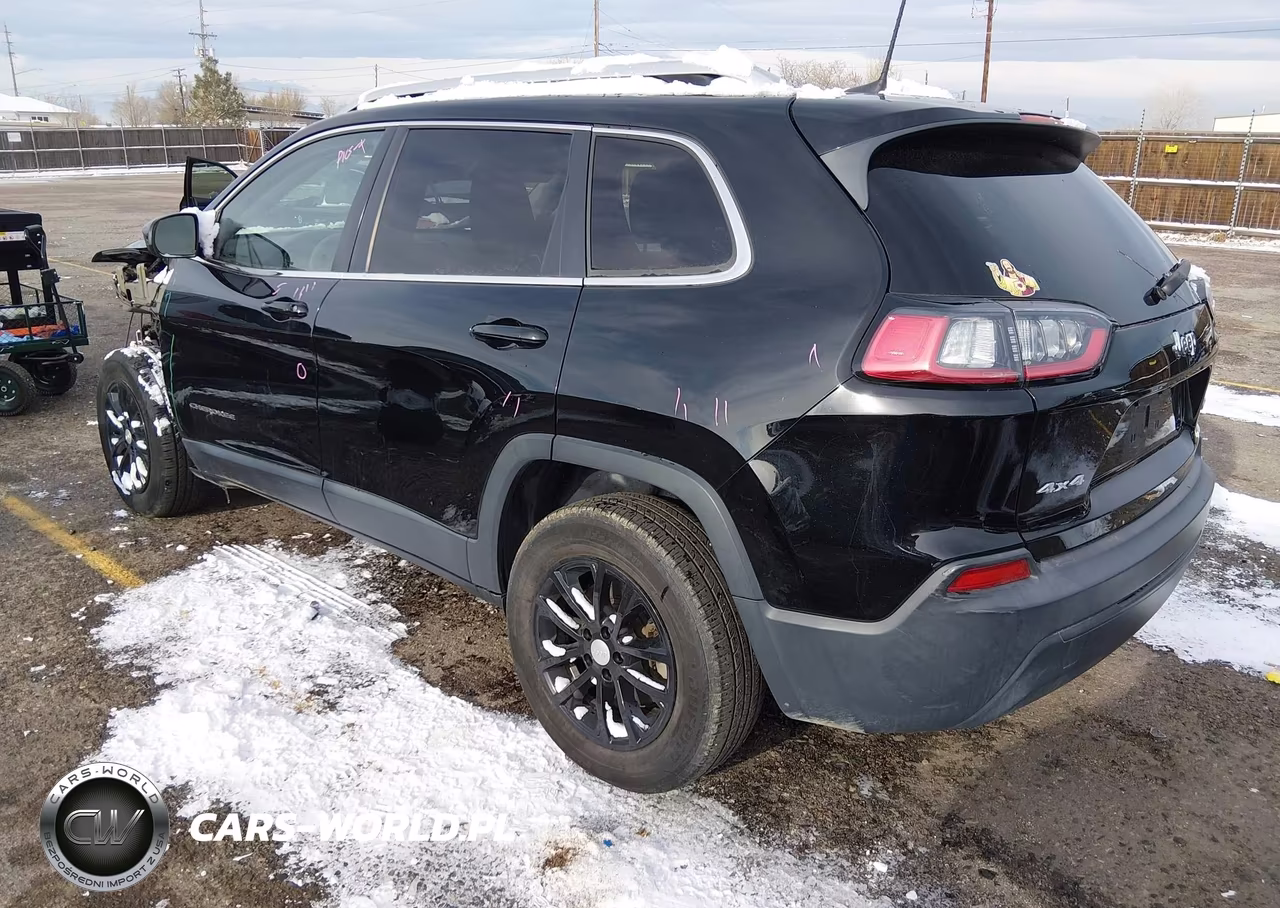2019 Jeep Cherokee Latitude 4X4 VIN:1C4PJMCB4KD141357 - 3