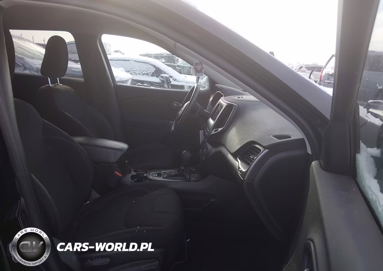 2019 Jeep Cherokee Latitude 4X4 VIN:1C4PJMCB4KD141357 - 5