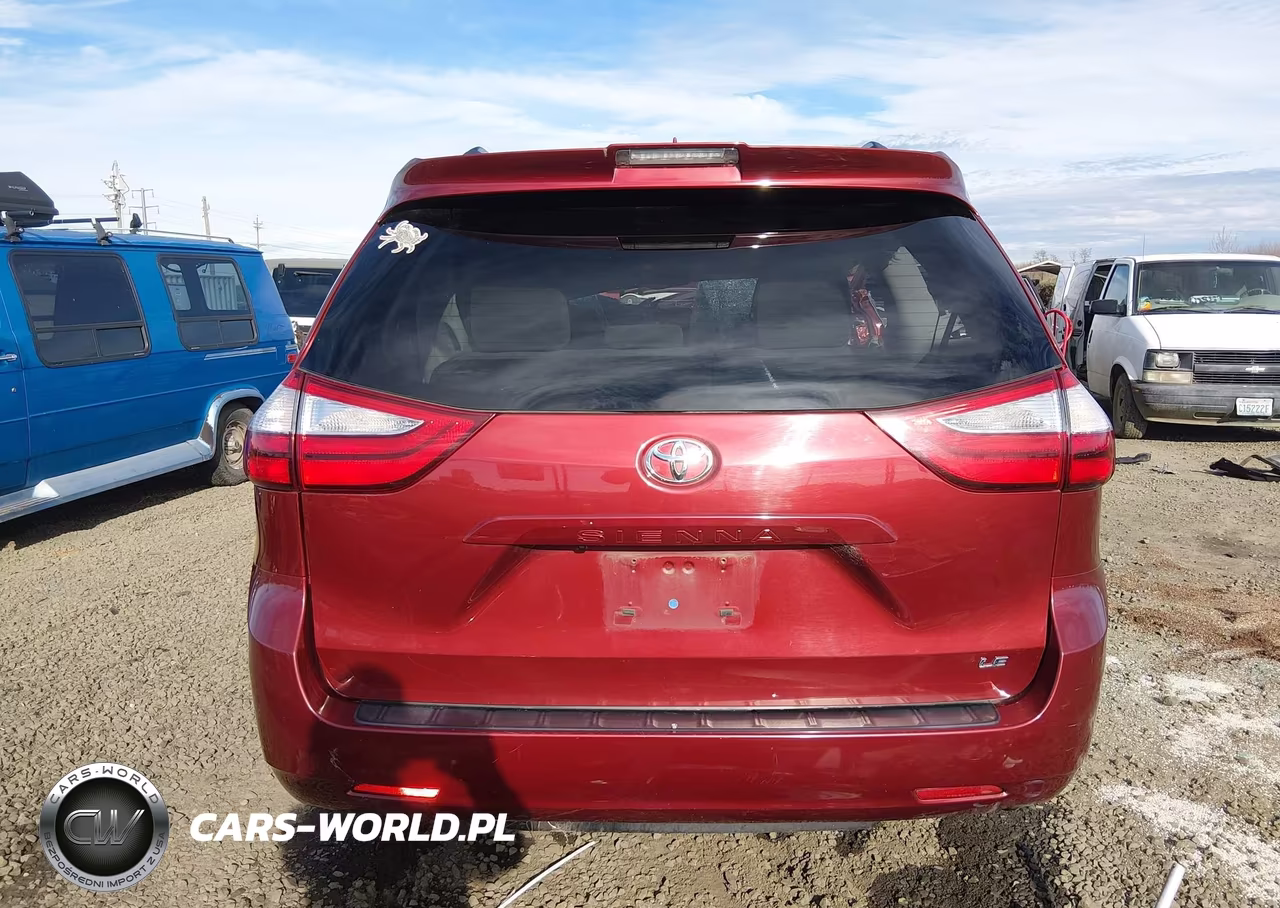 2018 Toyota Sienna Le 8 Passenger VIN:5TDKZ3DC5JS939597 - 17