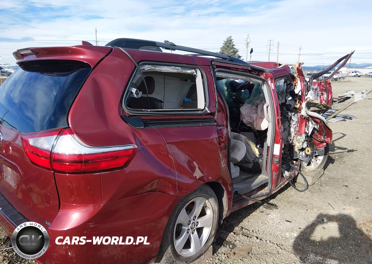 2018 Toyota Sienna Le 8 Passenger VIN:5TDKZ3DC5JS939597 - 19