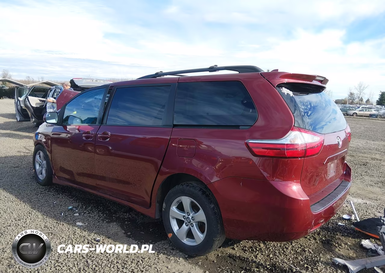 2018 Toyota Sienna Le 8 Passenger VIN:5TDKZ3DC5JS939597 - 3