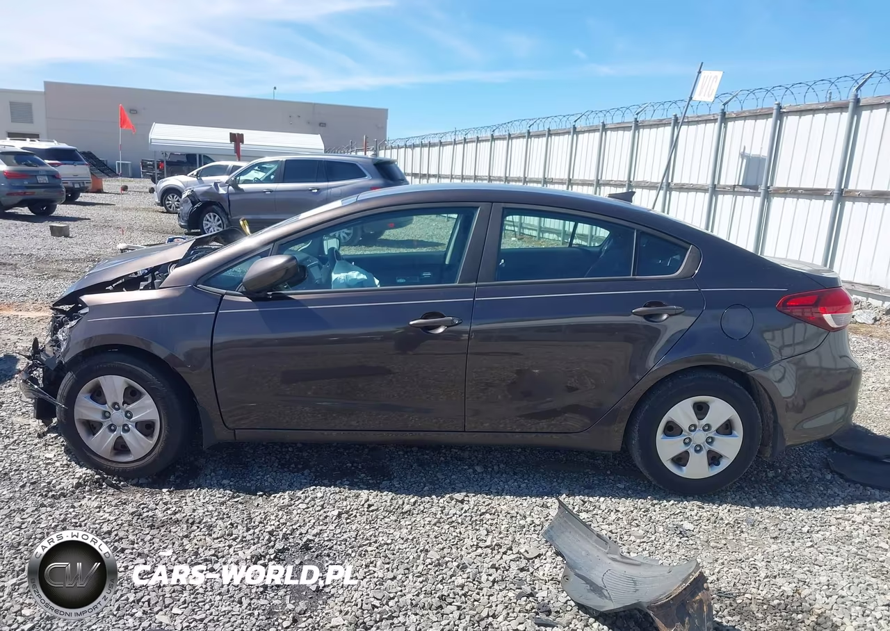 2018 Kia Forte Lx VIN:3KPFL4A79JE215597 - 15